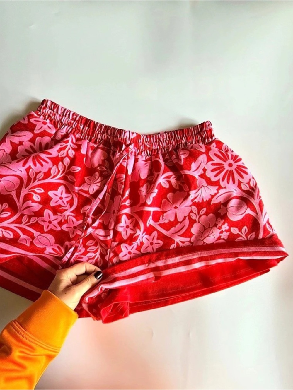 Francesca’s Shorts Floral Shorts in Red & Pink Elastic Waist Pockets